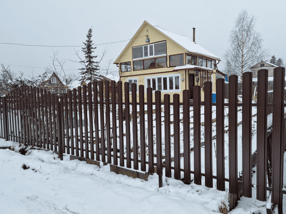 Фото забора из евроштакетника 115мм RAL8017, дизайн: горкой, Дырнос, СНТ «Рябинка»